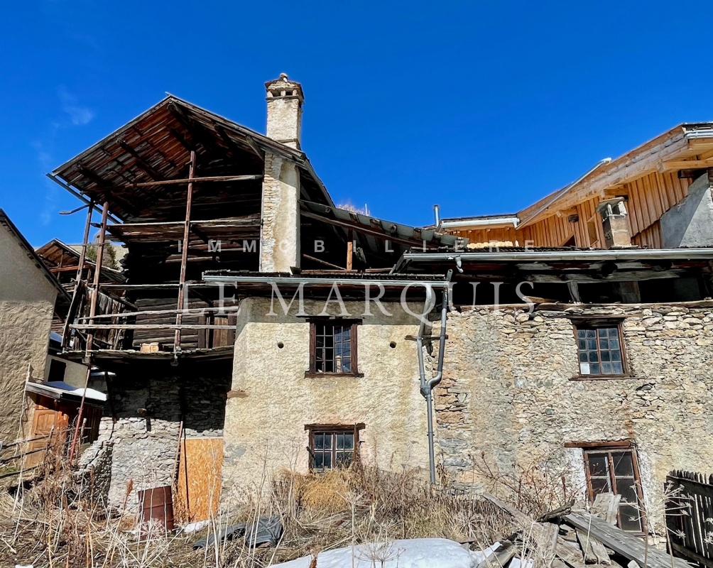Bâtisse traditionnelle en bois massif et pierre, composée d’une Fuste et d’un Caset