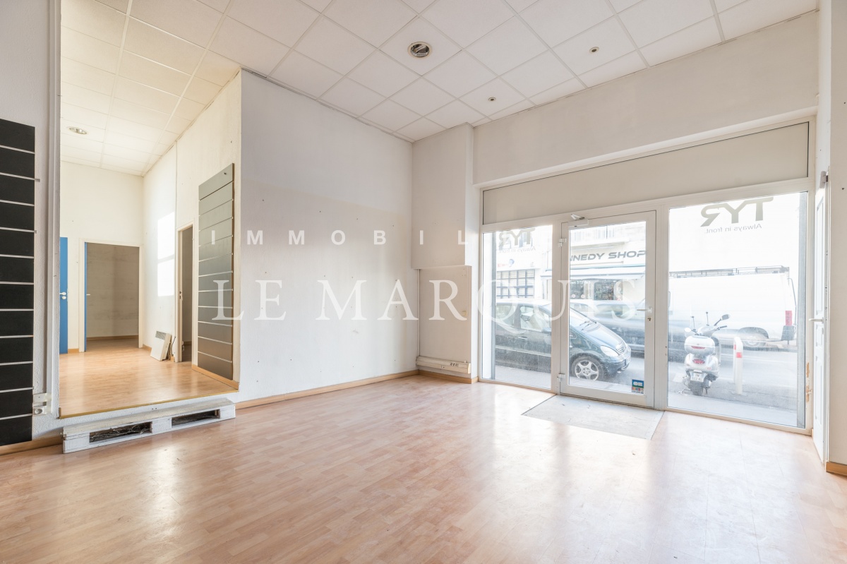 Local commercial avec vitrine sur rue