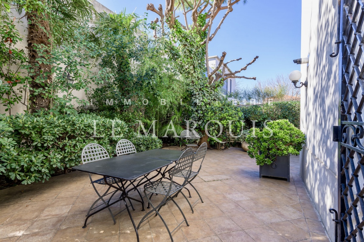 Belle terrasse où l'on peut déjeuner au calme et sans vis-à-vis