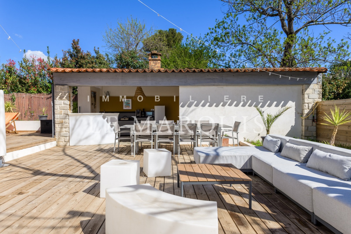Espace détente avec cuisine d'été