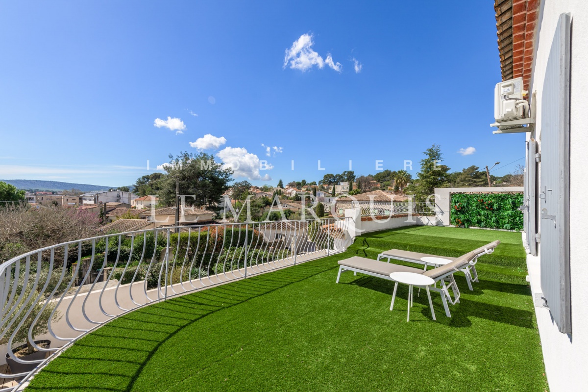 A l'étage, les chambres sont ouvertes sur une terrasse de 76 m2