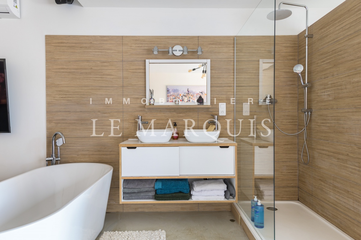 Bain et douche dans chambre parentale