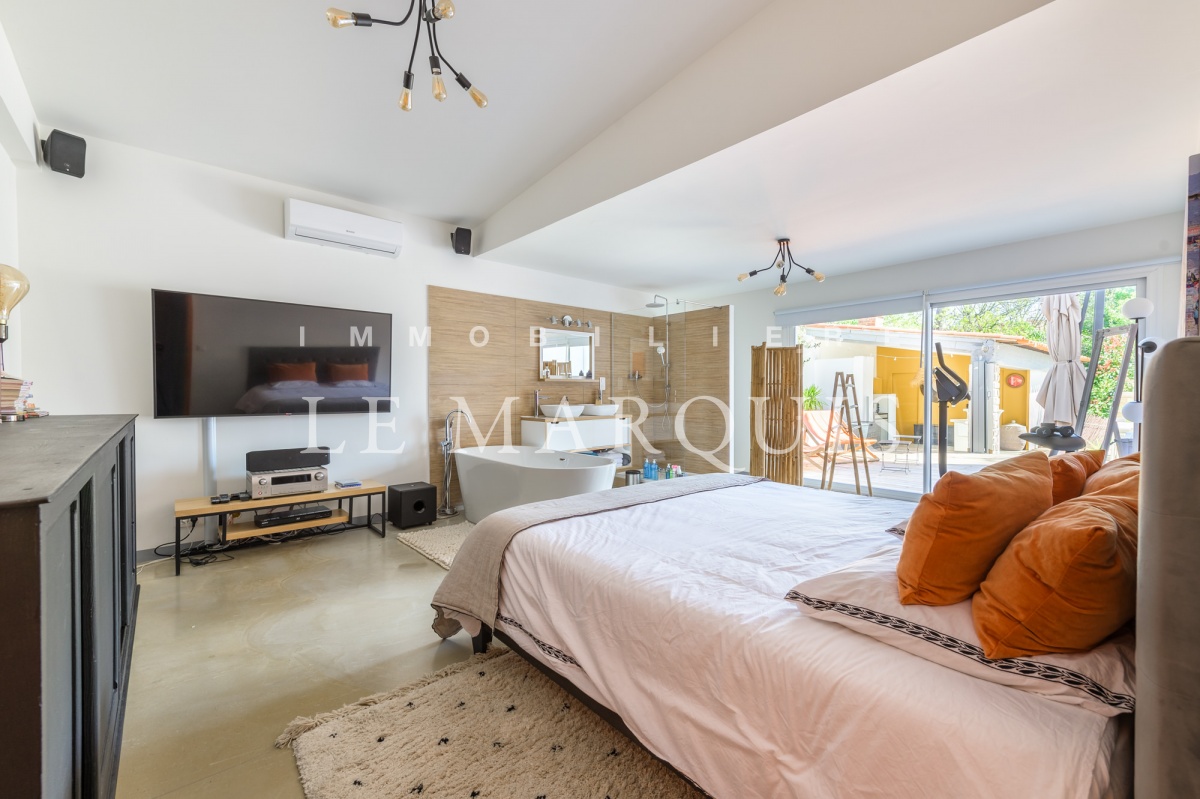 Chambre parentale ouverte sur une terrasse