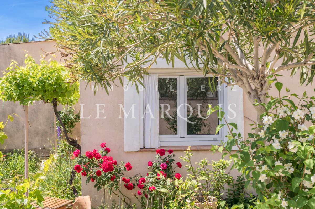 Joli jardin fleuri
