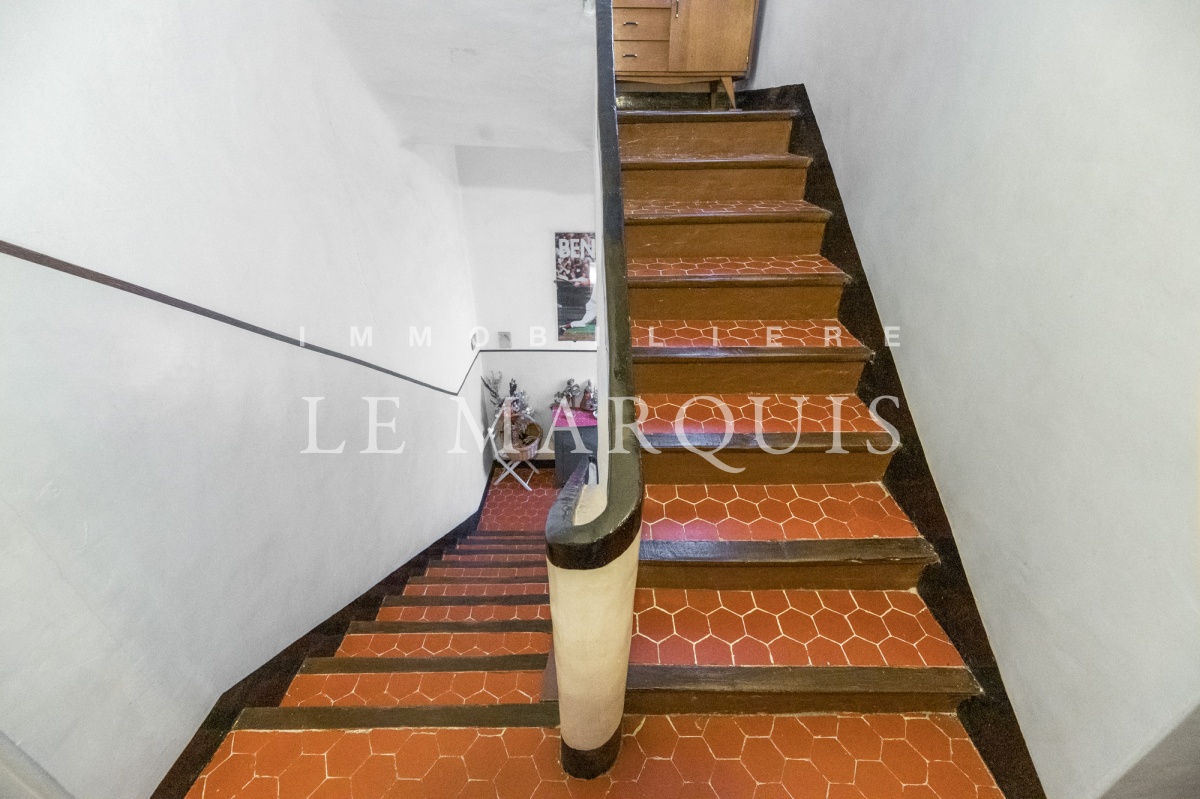 Les tomettes en bon état habillent l'escalier