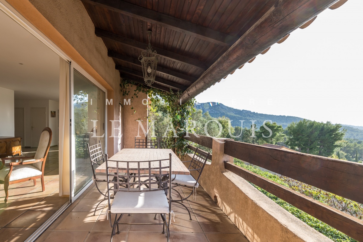 Le séjour ouvre sur une terrasse où l'on peut déjeuner au calme