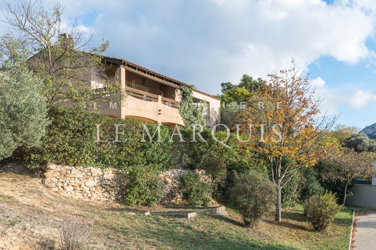 Maison des années 80 avec terrasses et jardin