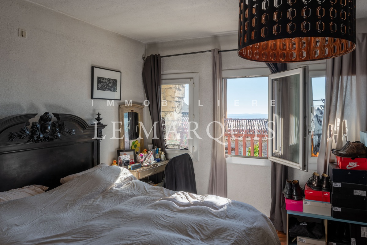 Chambre ouverte sur une terrasse avec vue dégagée