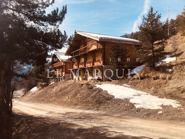 Magnifiques chalets en bois massif sur trois niveaux