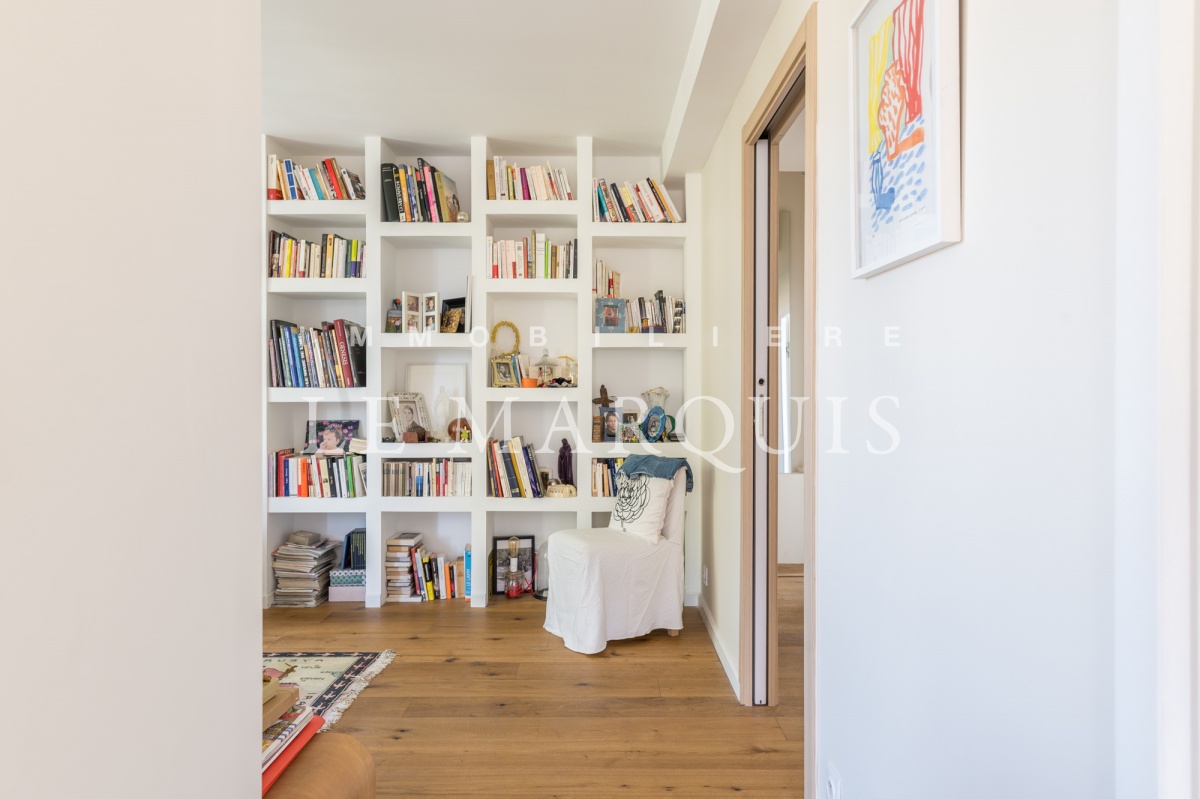 Bureau pouvant être transformé en sixième chambre 