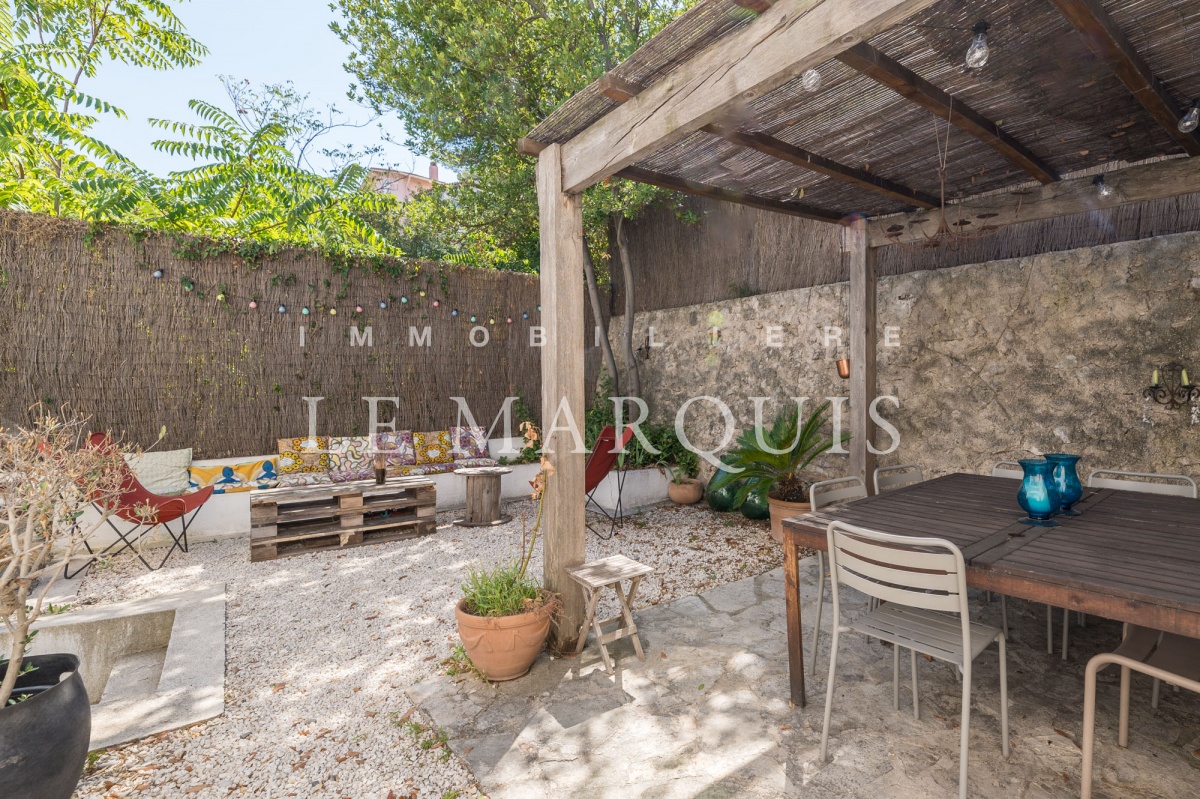 Au Sud-Ouest, une pergola permet de déjeuner à l'ombre