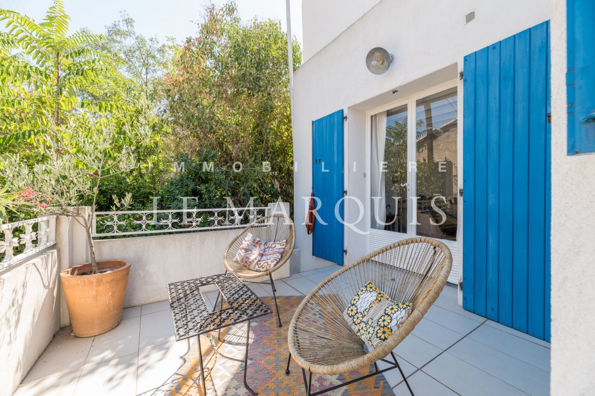 Le séjour est ouvert d'un côté sur une terrasse et de l'autre côté sur le jardin