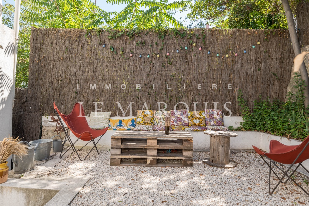 Plusieurs espaces conviviaux ont été aménagés dans le jardin