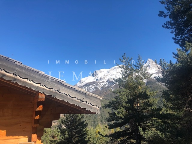 Chalet en bois massif avec vue dégagée sur les montagnes de la Vallée de l'Ubaye