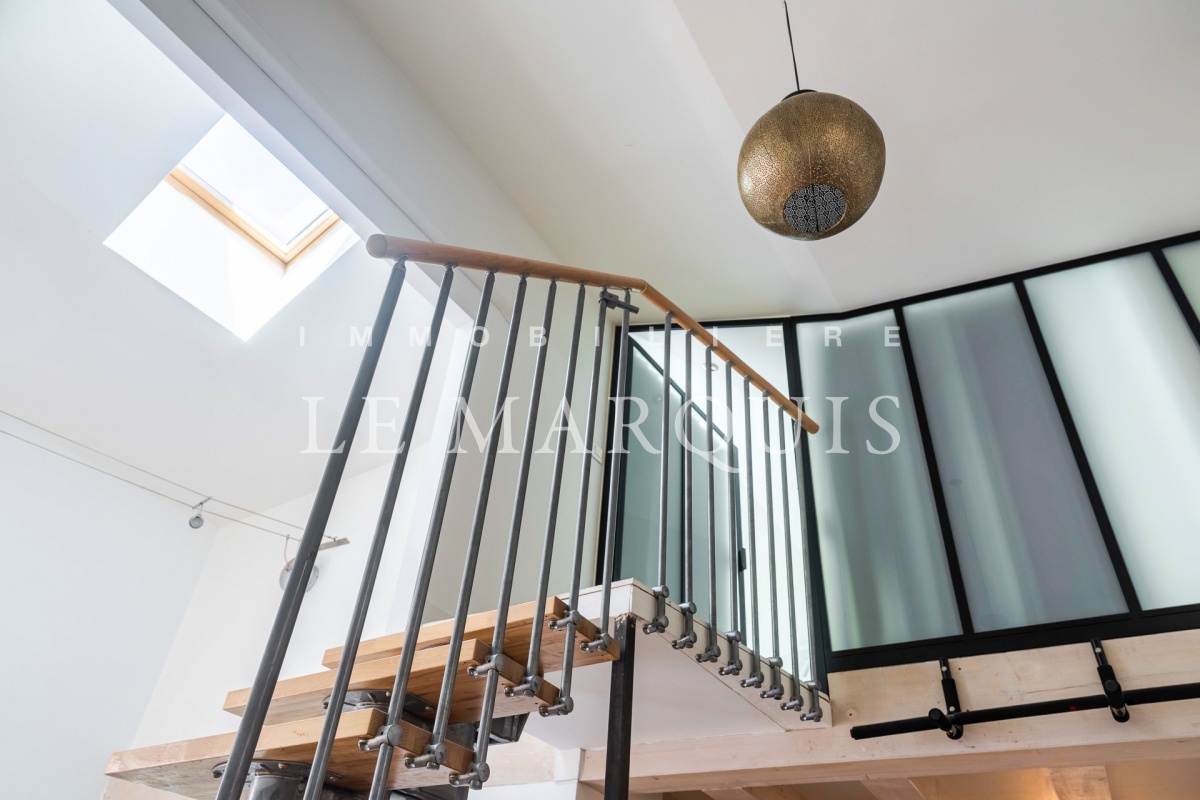 Accès à la chambre par un escalier contemporain