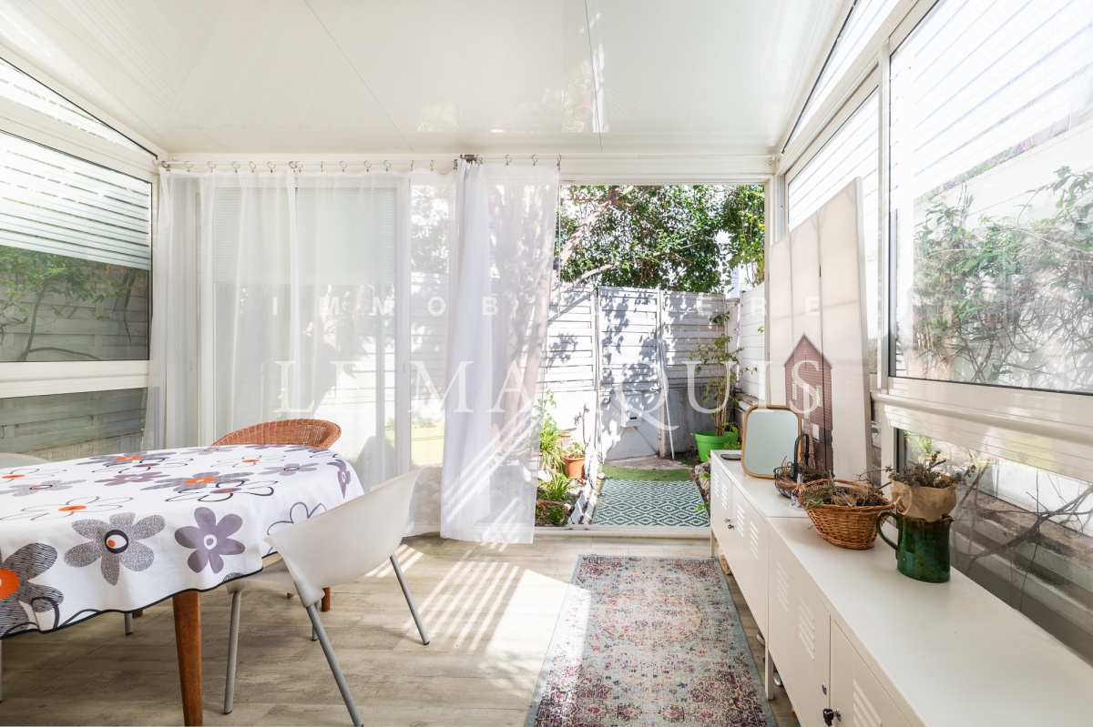 Espace convivial ouvert sur une partie du jardin