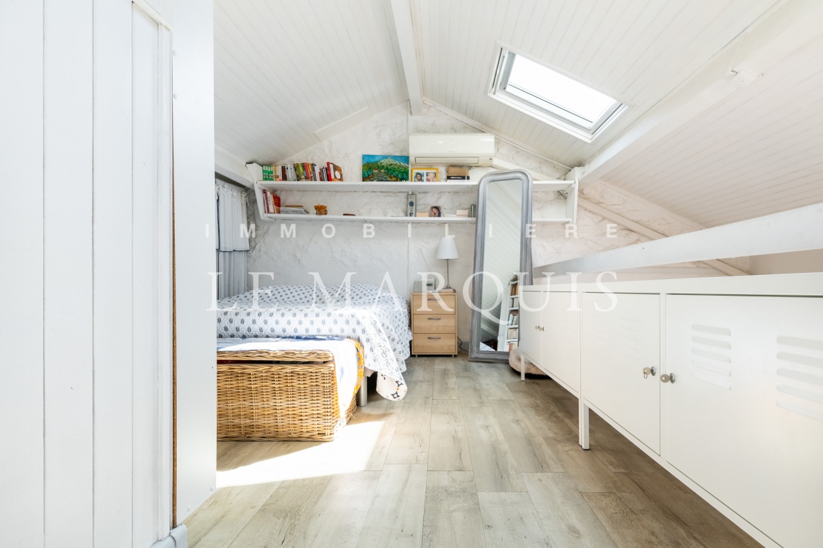 En mezzanine, chambre lumineuse avec rangements