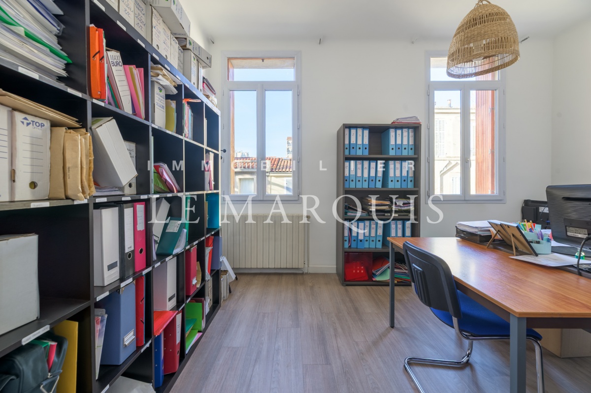 Actuellement à usage de bureau, certaines pièces peuvent être réaménagées en chambre