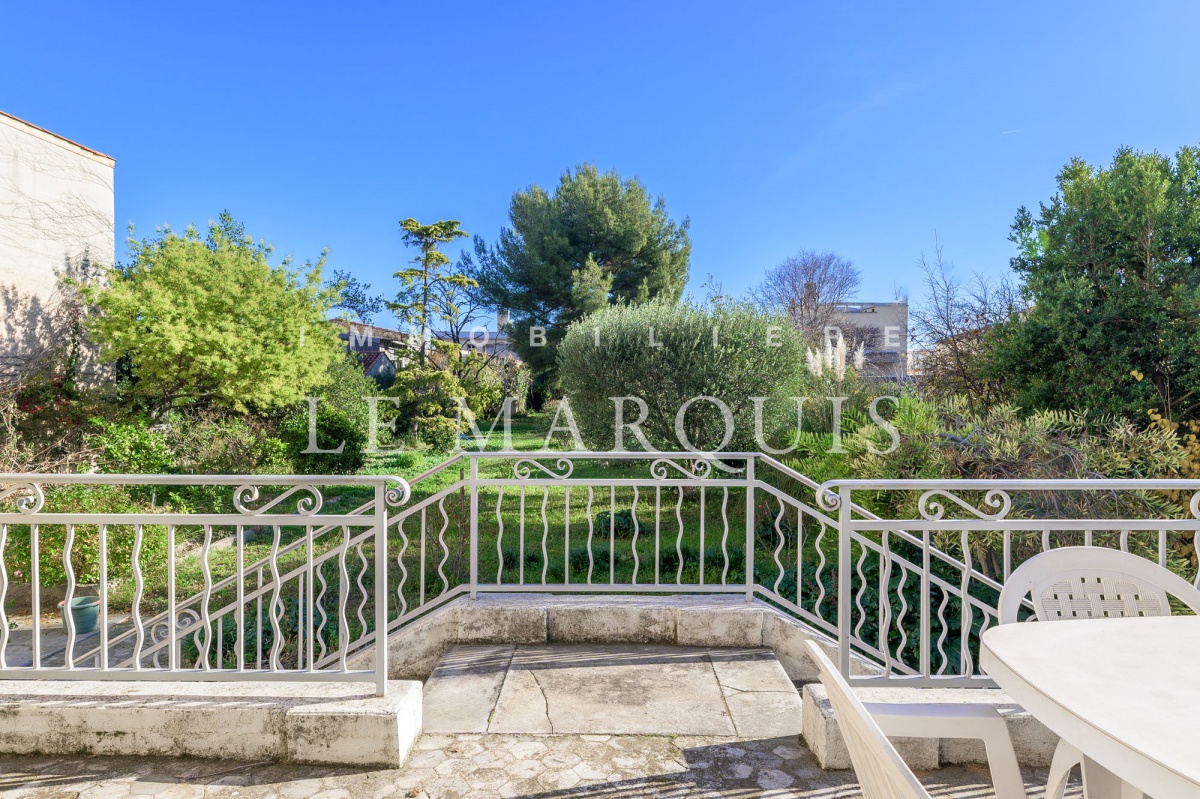 Le séjour est ouvert sur une grande terrasse et un joli jardin