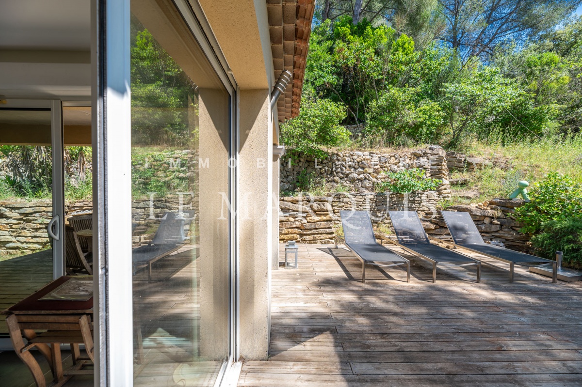 La maison est entourée de verdure