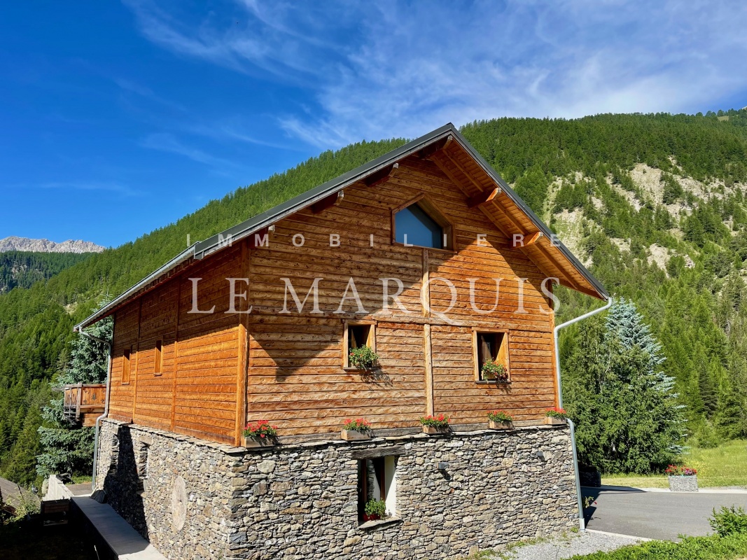 Chalet de caractère, murs extérieur en pierres, madriers vieillis à la main