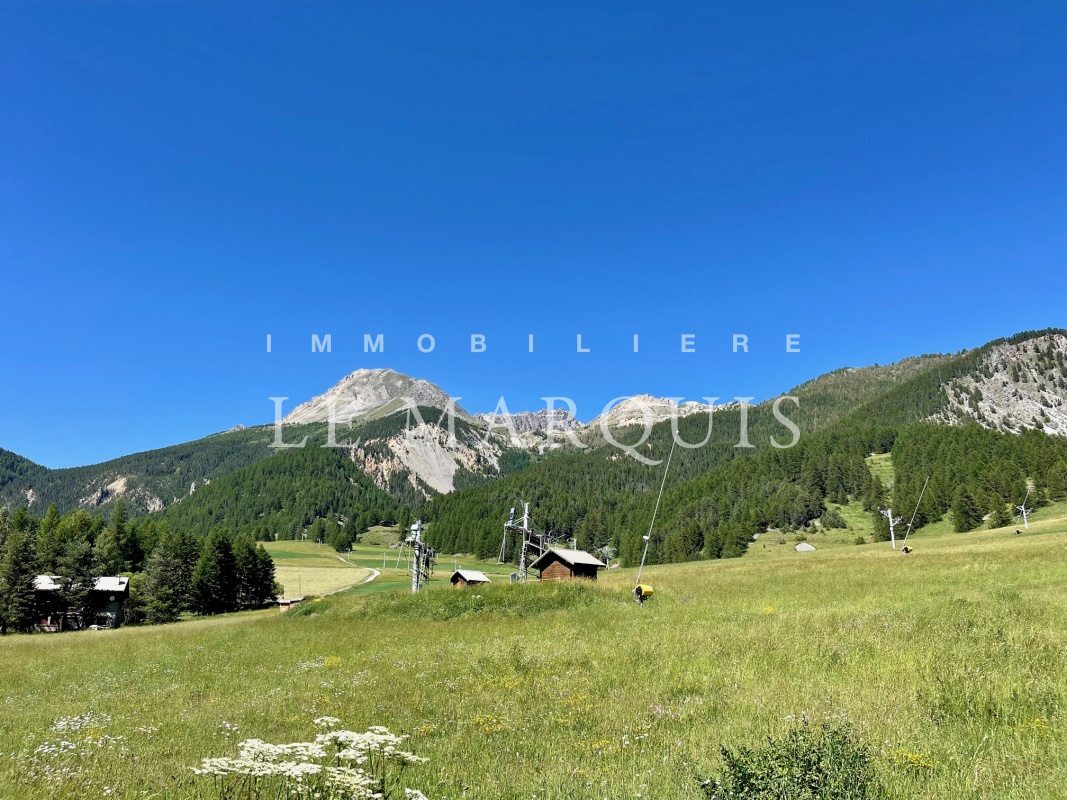 Arvieux, station-village renommée pour sa beauté naturelle et son mythique col de l’Izoard à 2 360 m