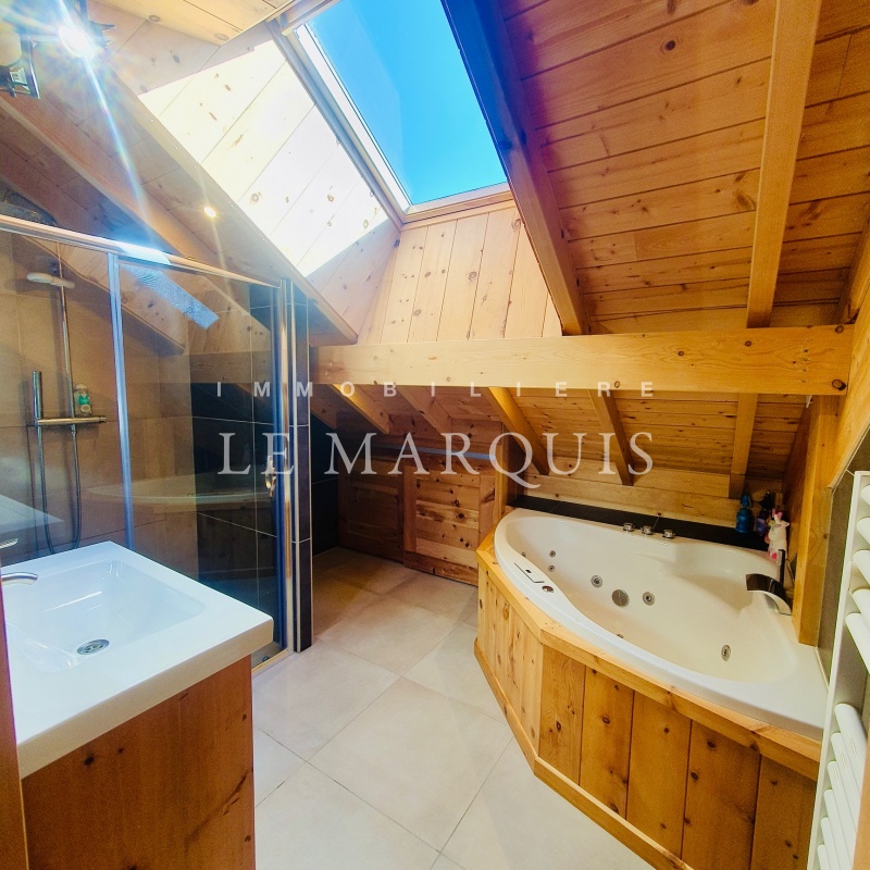 Salle-de-bain confortable avec balnéo et douche