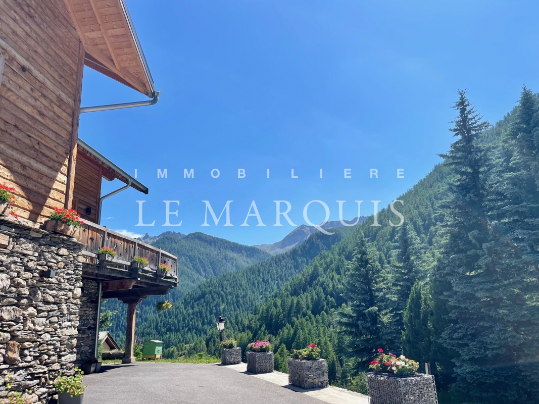 Le chalet est idéalement situé pour vivre "la montagne vraie" été comme hiver