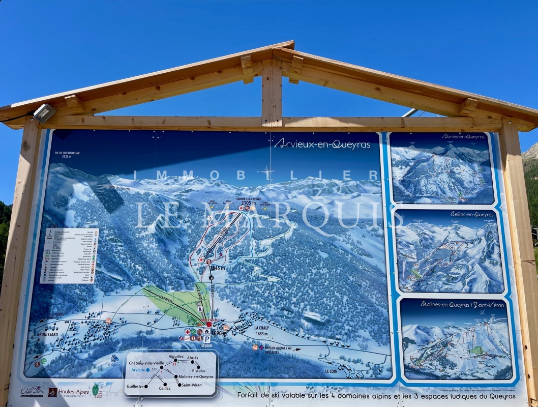 Le chalet est idéalement situé au pied des départs des pistes de ski