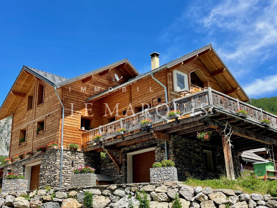 Confortable chalet récent, alliance réussie du contemporain et de la tradition