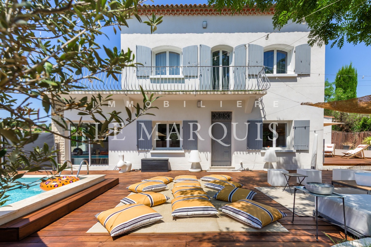 Très belle villa rénovée avec piscine, terrasses et jardin arboré, au calme, quartier recherché