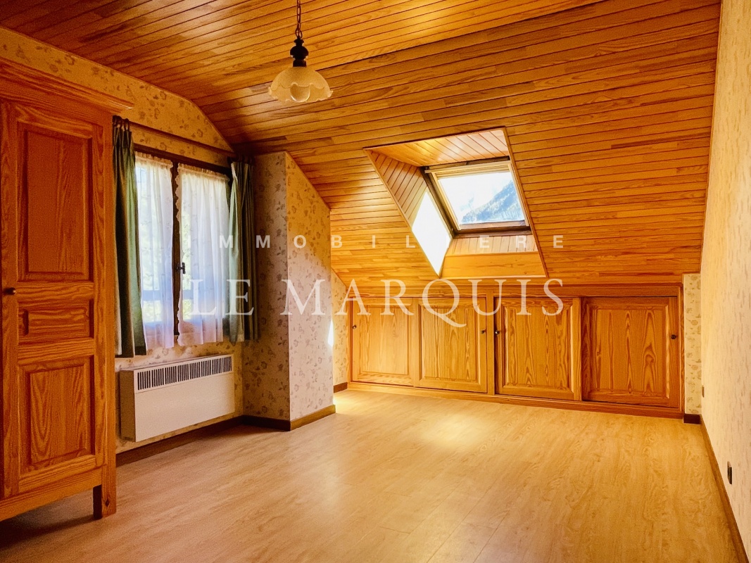 Les 2 chambres au second niveau sont belles (19 m2 et 12 m2) et sont équipées de grands rangements