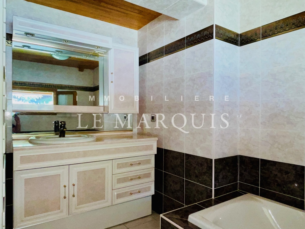 Vous profiterez de 2 salles de bain