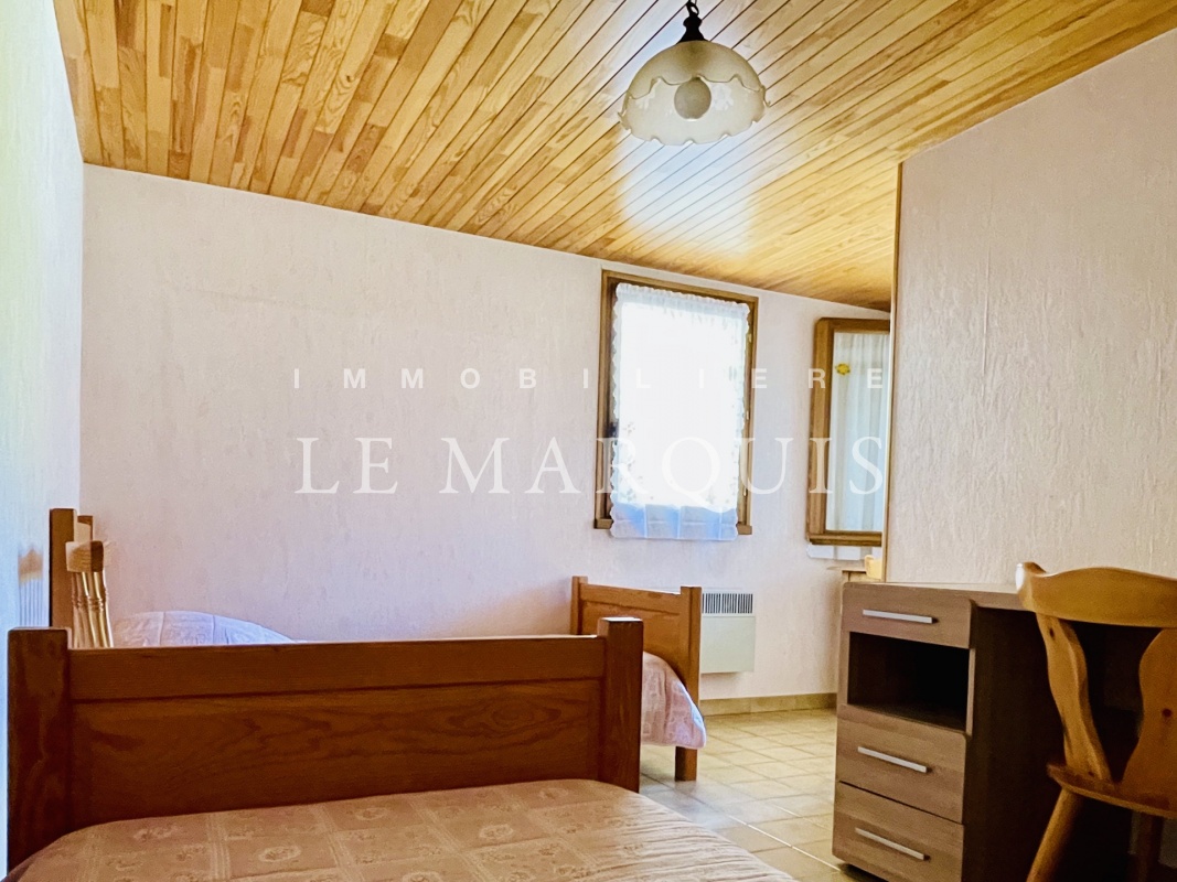 La chambre de 13 m2 de l'appartement est au calme sur la verdure