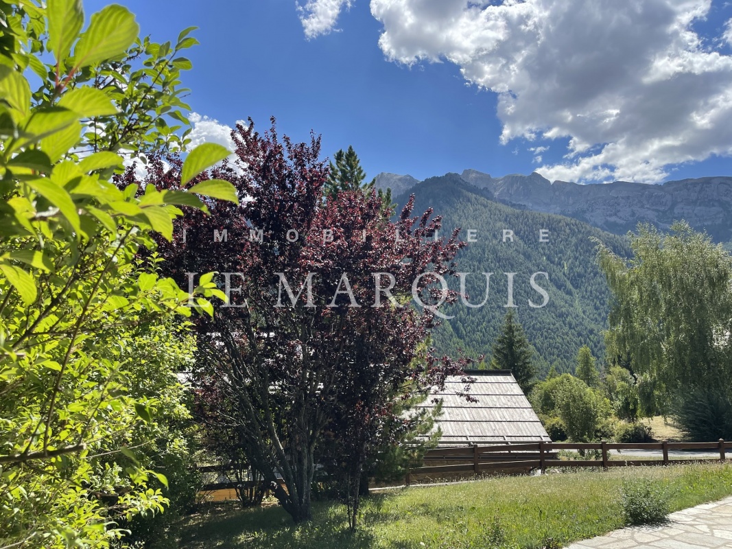 Terrasse et jardin devant l'appartement indépendant
