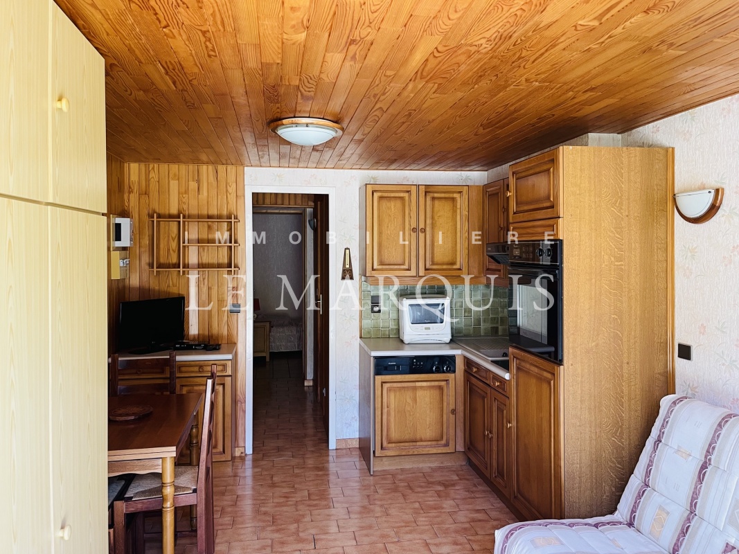 La cuisine ouverte de l'appartement est fonctionnelle et équipée