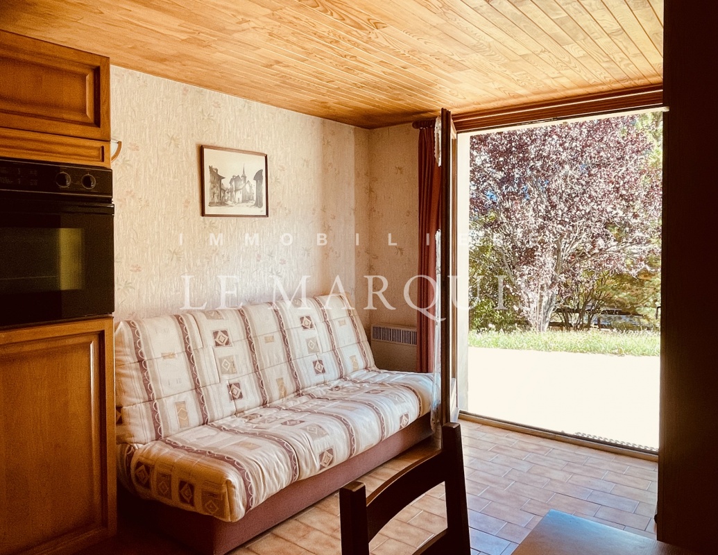 L'espace de vie de l'appartement ouvre sur la terrasse et le jardin