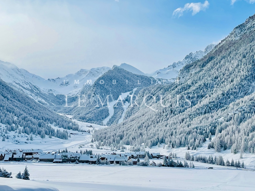 L'hiver vous pourrez pratiquer de nombreuses activitées de haute montagne : ski nordique, ski de randonnée, raquettes, cascade de glace, patinoire, chiens de traineau, ski-joëring, espace ludique enfants. Vous pourrez rejoindre les pistes de ski avec la n
