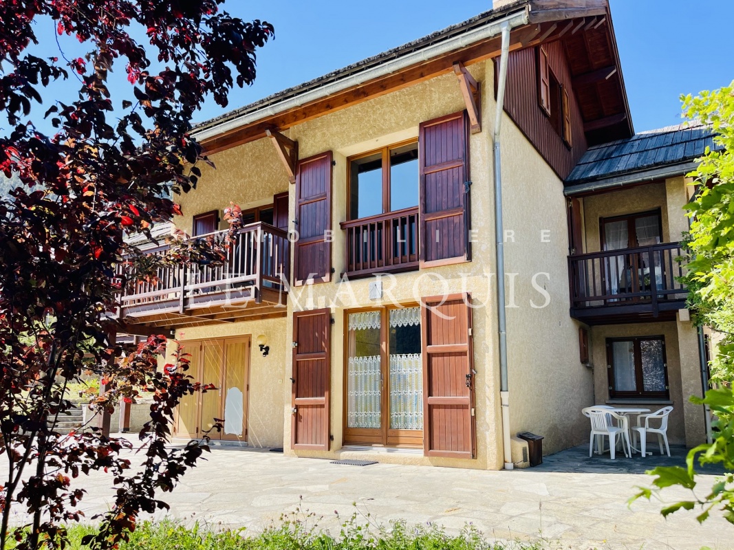 La maison dispose également d'un appartement indépendant de 36 m2 avec une terrasse au calme dans la verdure