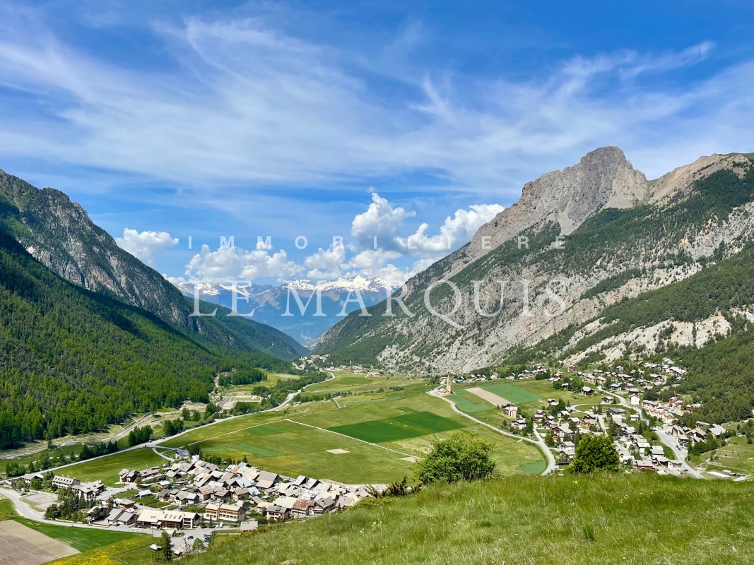 Dans le Parc Naturel du Queyras (Hautes-Alpes), Ceillac est une station-village de haute montagne au charme authentique préservé