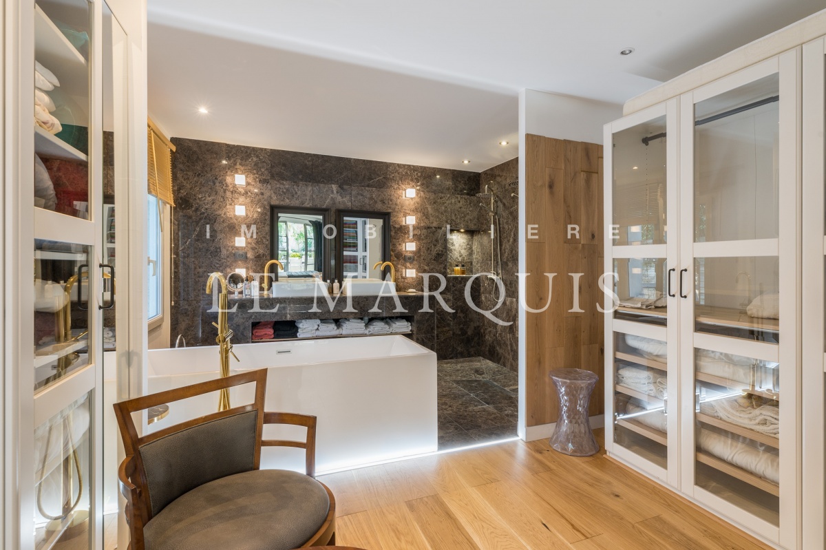 Salle de bain contemporaine avec balnéo et douche