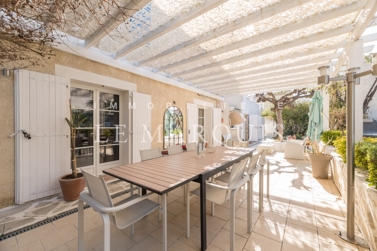 Belle terrasse où l'on peut se détendre à l'ombre grâce à une pergola
