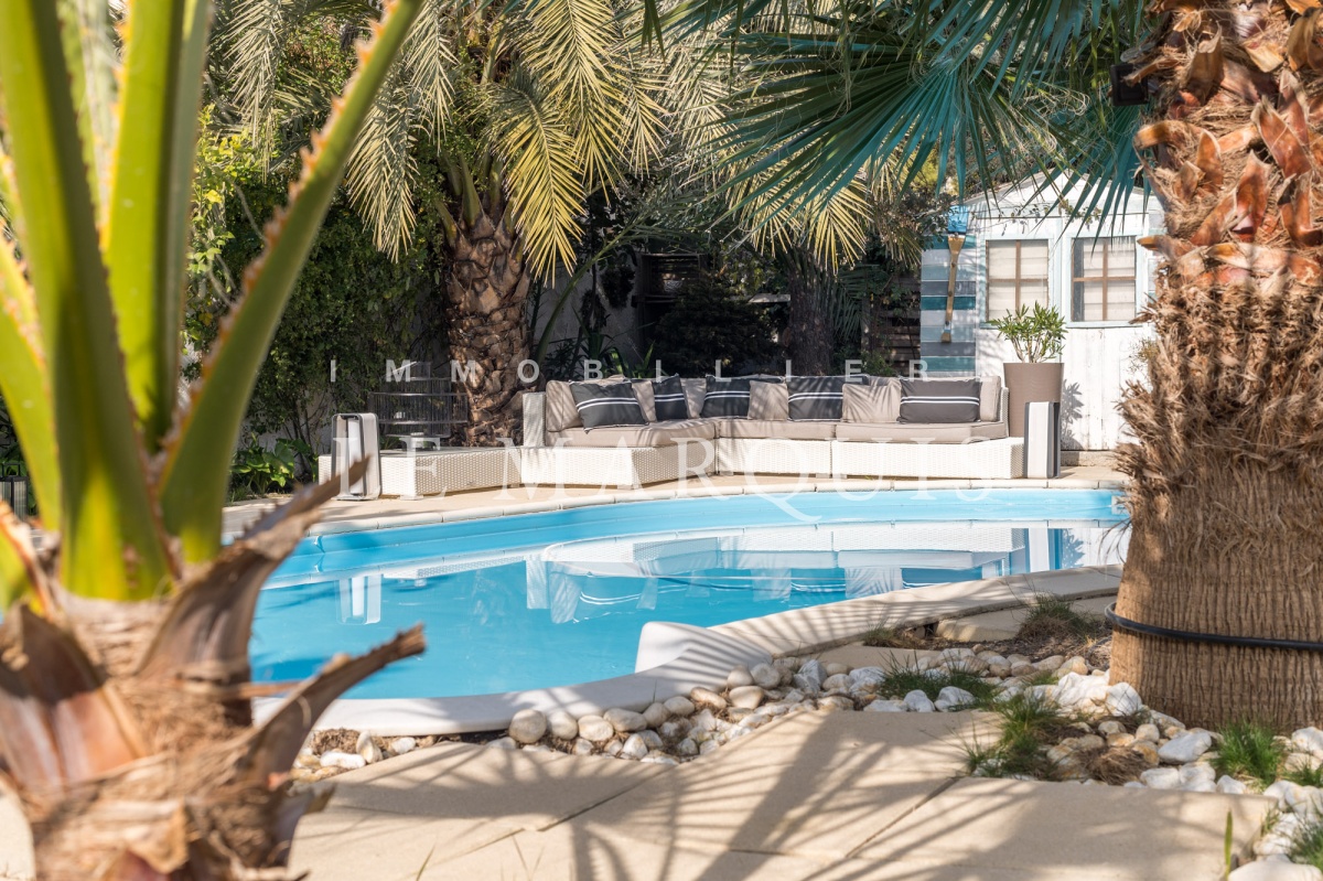 Le jardin au calme est une véritable invitation à la détente avec son agréable piscine
