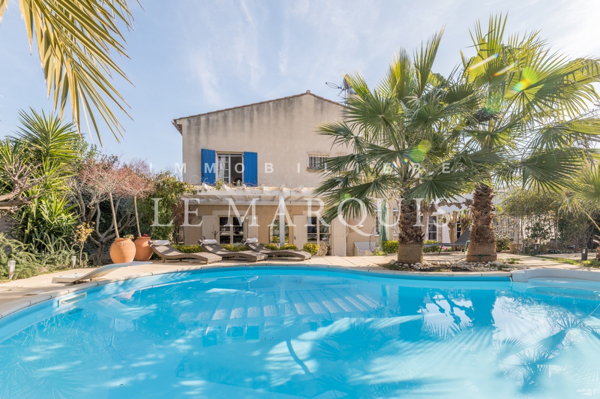 Sur une parcelle de 780 m2, grande maison rénovée avec belle piscine, terrasse et jardin