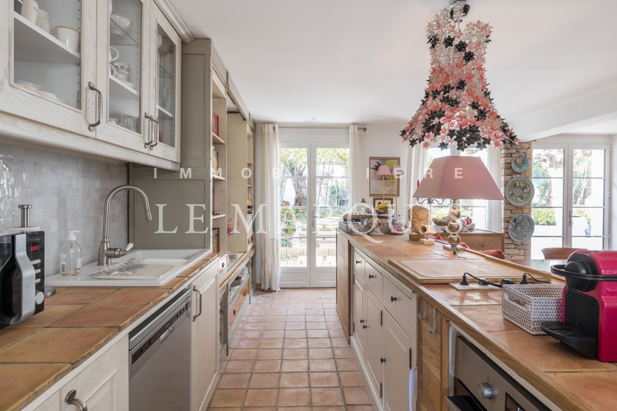 Cuisine contemporain avec nombreux rangements