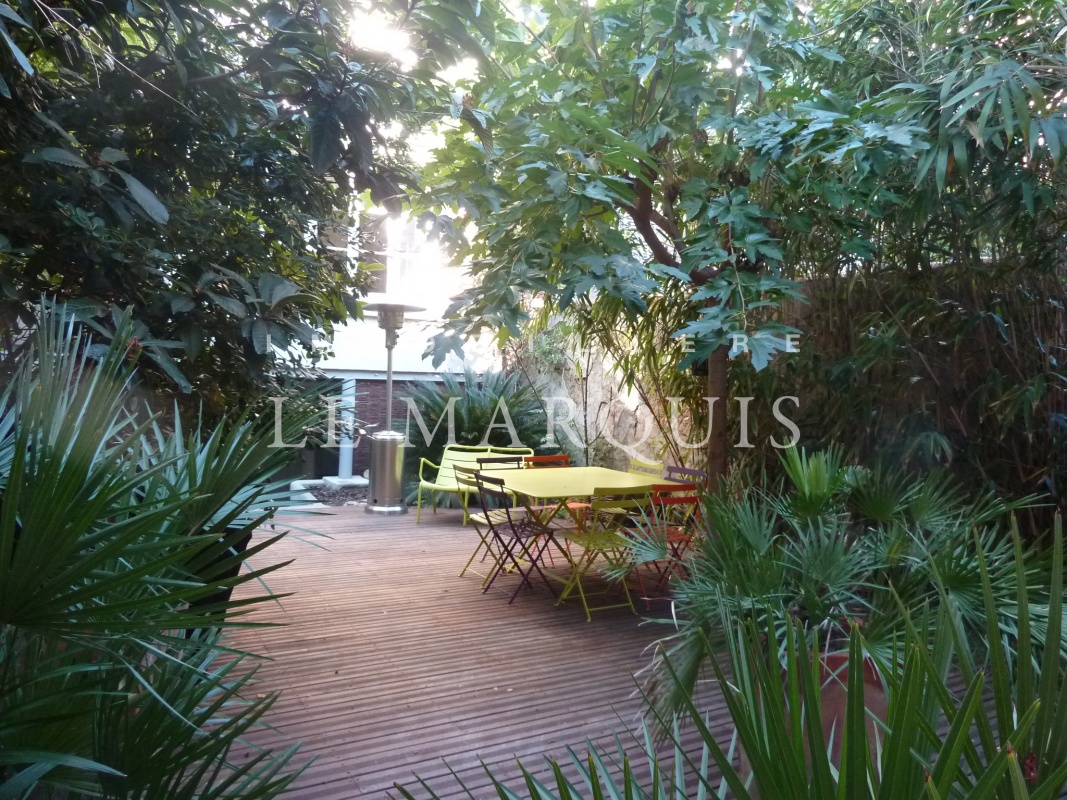 Jardin exposé Sud avec terrasse en bois exotique