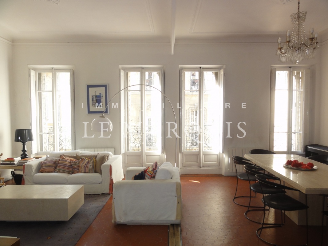 La grande pièce de vie salon / salle à manger plein Sud donnant sur le balcon