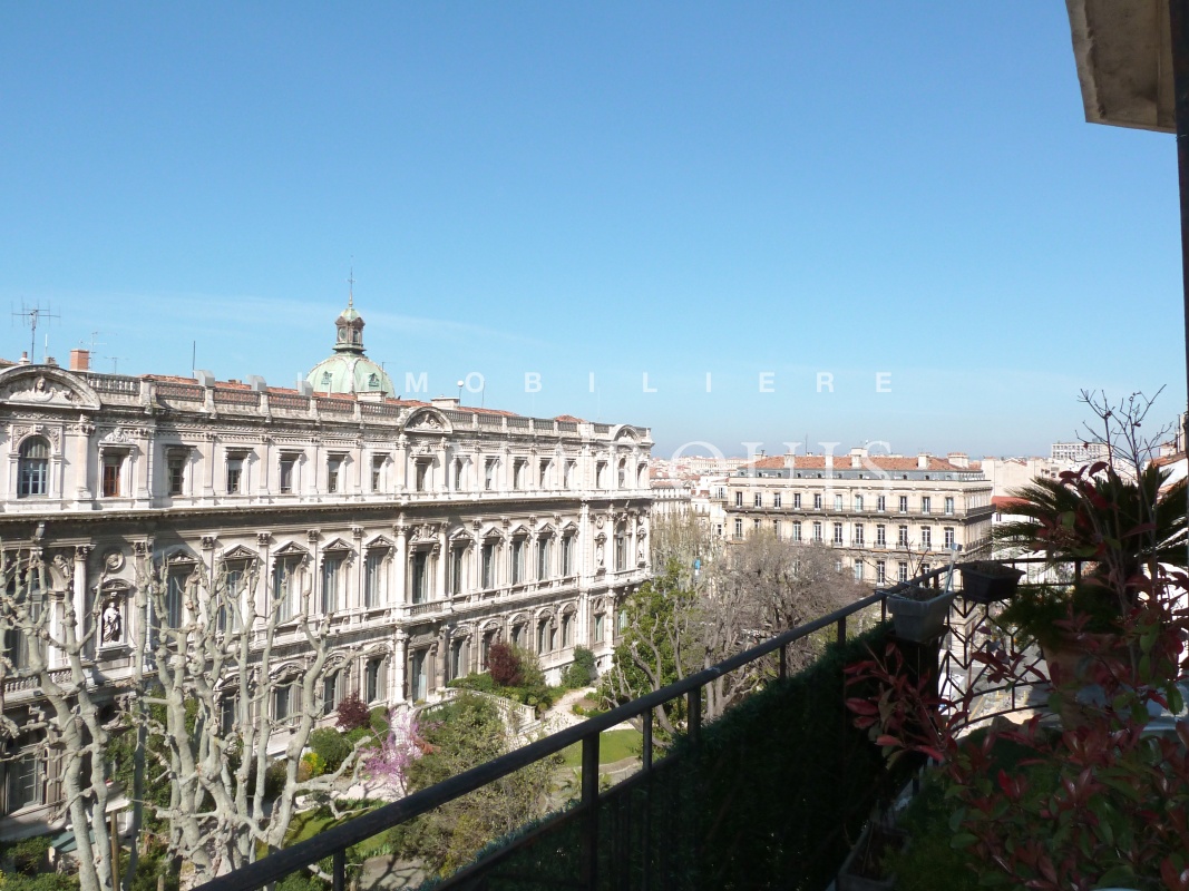 Vue imprenable sur la Préfecture depuis le séjour