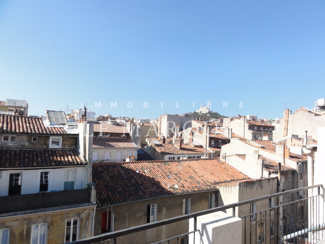 Belle vue dégagée sur les toits et Notre-Dame de la Garde