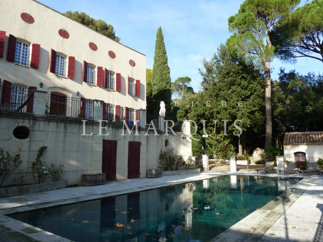 La terrasse surplombe la piscine